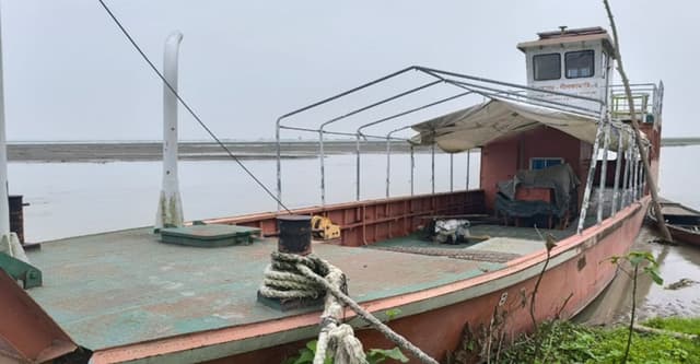 তিস্তা নদীর তীরে অকেজো কোটি টাকার রেসকিউ বোট, দুর্ভোগে স্থানীয়রা