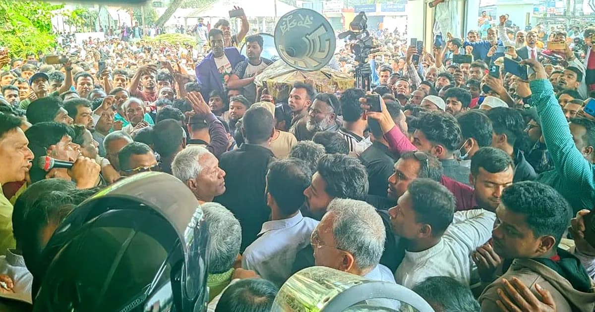 স্লোগানে স্লোগানে উত্তাল রংপুর, ভোট পুনর্গণনার দাবিতে ডিসি অফিস ঘেরাও