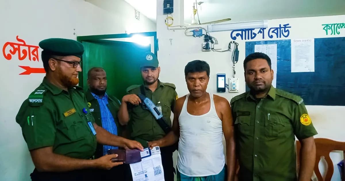 আনসার সদস্যের সততায় ভারতীয় ট্রাকচালকের নথিপত্র উদ্ধার