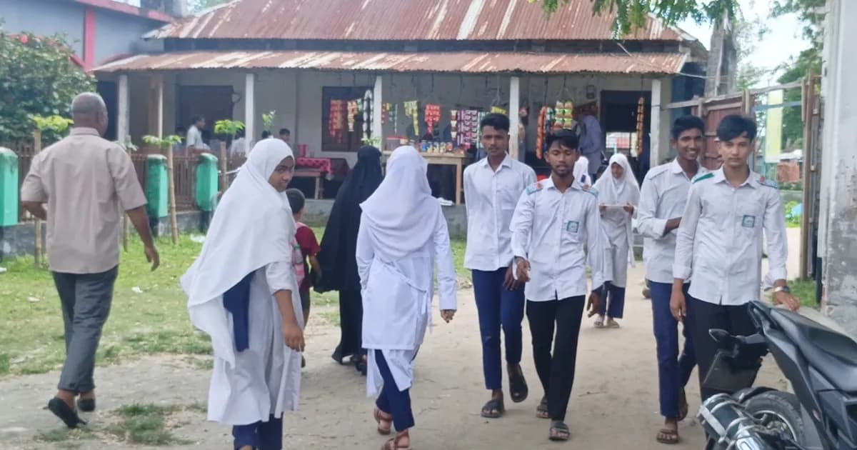 মহিষখোচা স্কুলে ১০ টাকায় মিলছে পুষ্টিকর দুপুরের খাবার