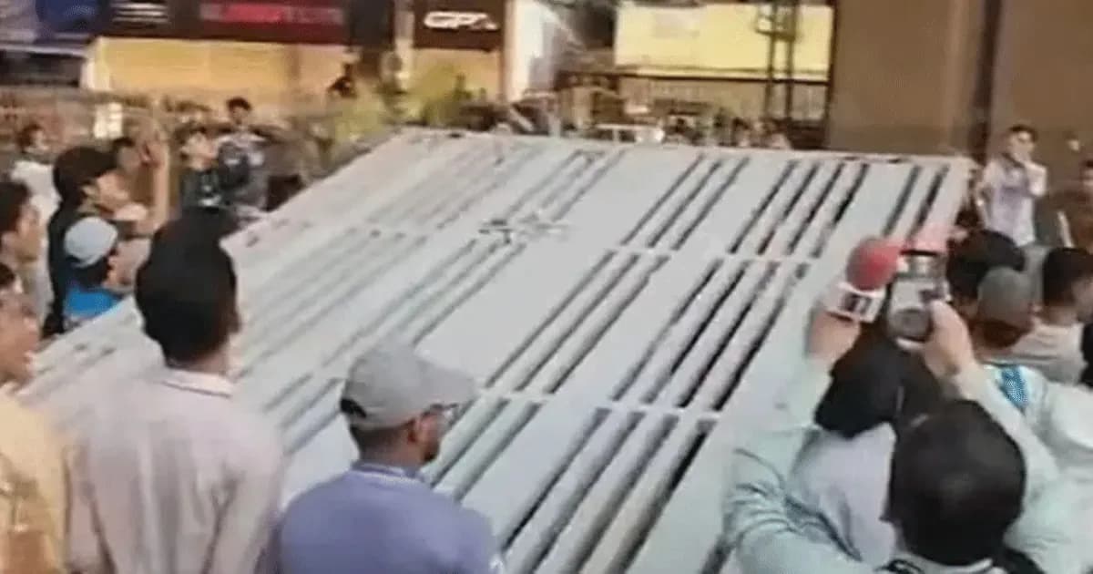 আন্দোলনের মুখে চট্টগ্রাম শিক্ষা বোর্ডের ফটক খুলে নিলেন শিক্ষার্থীরা