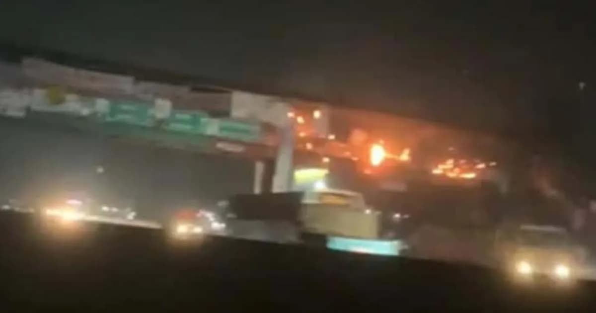 সিদ্ধিরগঞ্জে ঢাকা চট্টগ্রাম মহাসড়কে ফুটওভার ব্রিজে আগুন