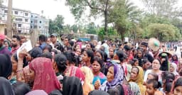 প্রধানমন্ত্রীকে একনজর দেখতে শ্রীমঙ্গলে চা শ্রমিকদের উপচে পড়া ভিড়