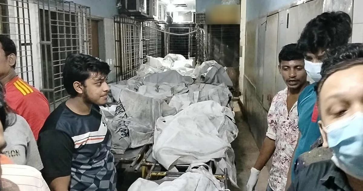 মিরপুরে আগুনে পুড়ে নিহত ১৬ জনের মরদেহ ঢামেকে