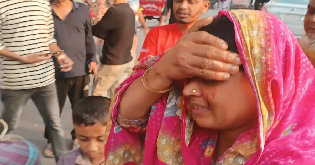 শান্তিনগরে ফ্লাইওভার থেকে ককটেল নিক্ষেপ, আহত পথচারী নারী