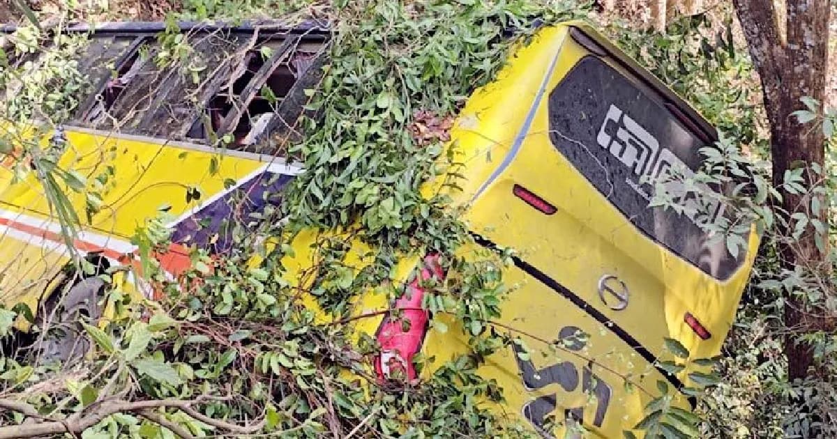 বান্দরবানে নিয়ন্ত্রণ হারিয়ে বাস খাদে, নারীসহ আহত ১৭