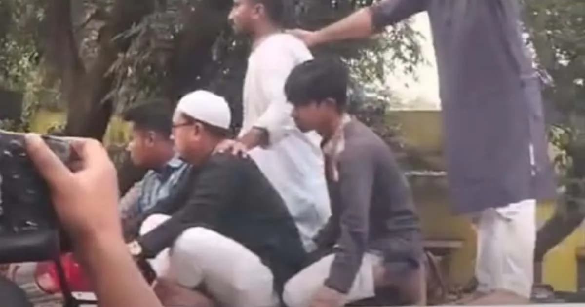 ওসমান হাদির লাশবাহী গাড়ির ছাদে হাসনাত-সাদিক, জনতাকে সামলানোর চেষ্টা