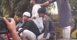 ওসমান হাদির লাশবাহী গাড়ির ছাদে হাসনাত-সাদিক, জনতাকে সামলানোর চেষ্টা