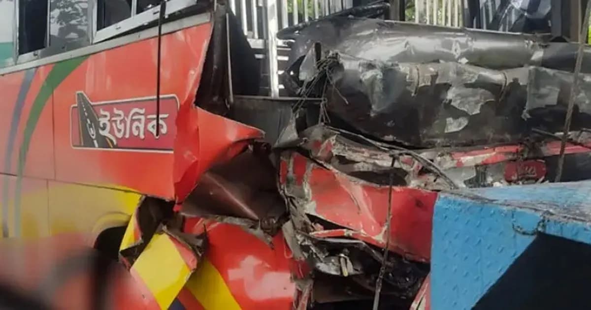 মহাসড়কে দাঁড়িয়ে থাকা কাভার্ডভ্যানে বাসের ধাক্কা, নিহত ৩