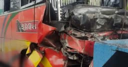 মহাসড়কে দাঁড়িয়ে থাকা কাভার্ডভ্যানে বাসের ধাক্কা, নিহত ৩