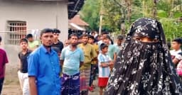 পরকীয়ার অভিযোগে সংসার ভাঙার পর প্রেমিকের বাড়িতে অনশন