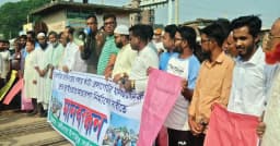 রাণীনগরে রেলগেটের যানজট নিরসনের দাবিতে মানববন্ধন
