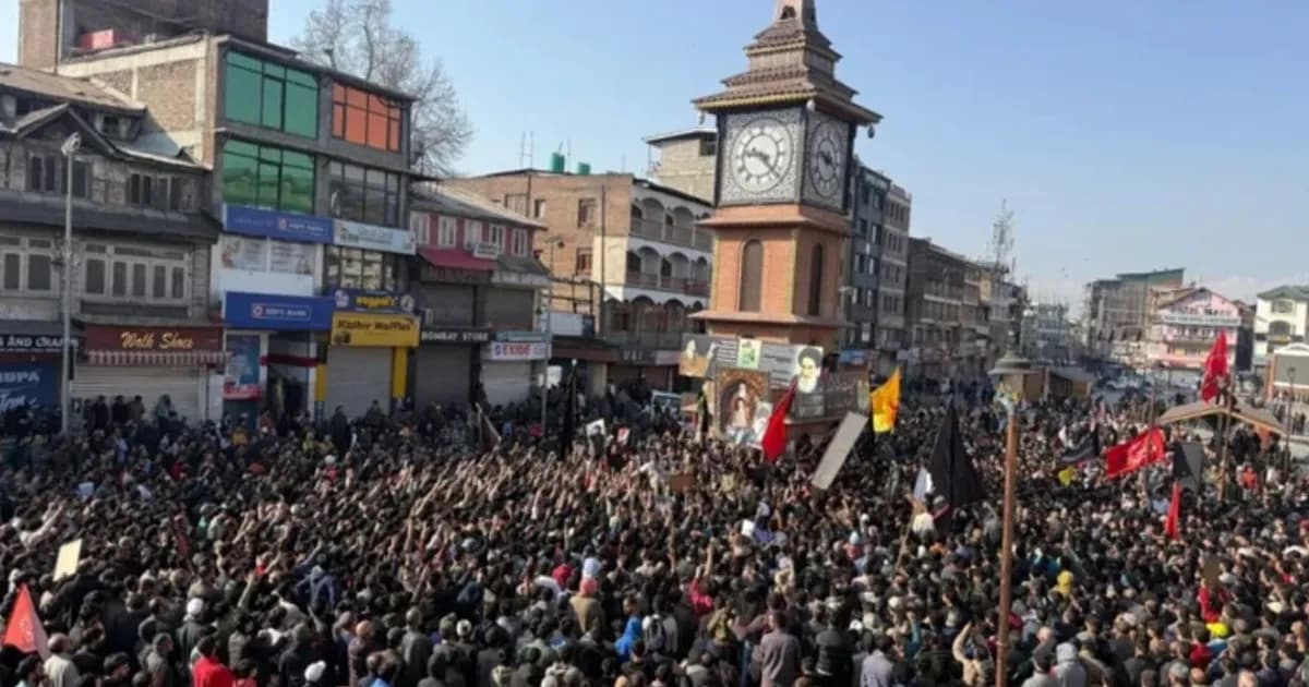 খামেনি নিহতের প্রতিবাদে কাশ্মীরে হাজার হাজার মানুষ বিক্ষোভ