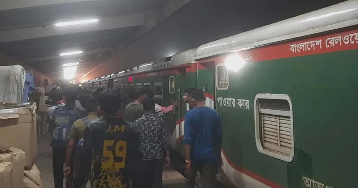 ট্রেনের টিকিট কেটেও মিলছে না আসন, ভোগান্তিতে যাত্রীরা