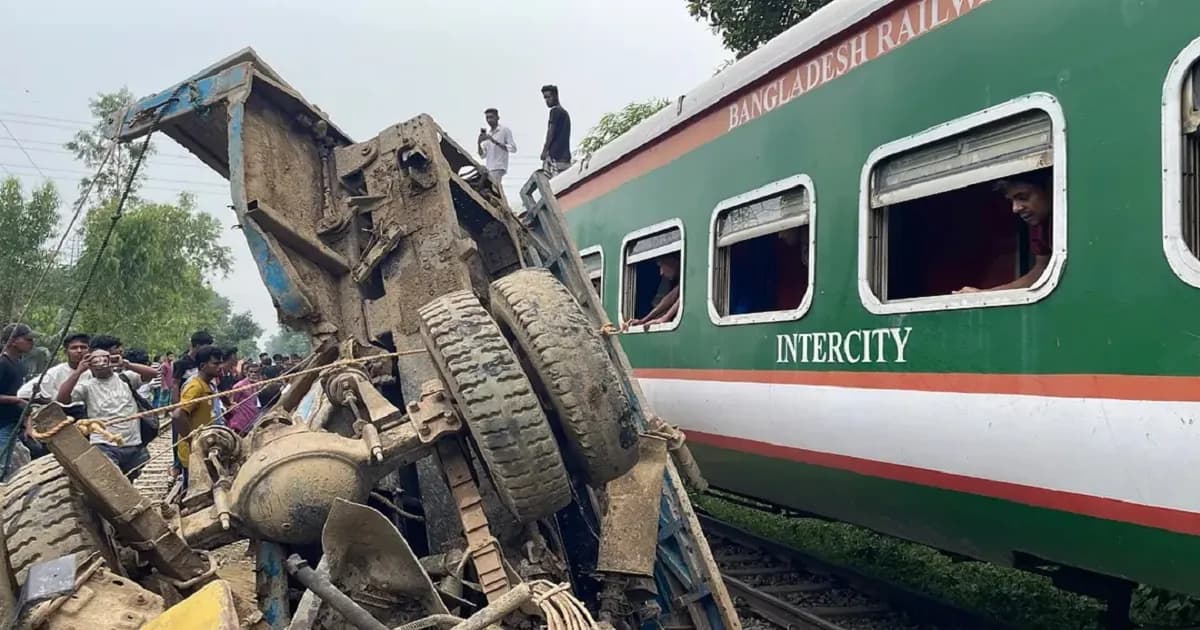 চট্টগ্রামে ট্রেনের ধাক্কায় দুমড়েমুচড়ে গেল বালুবাহী পিকআপ