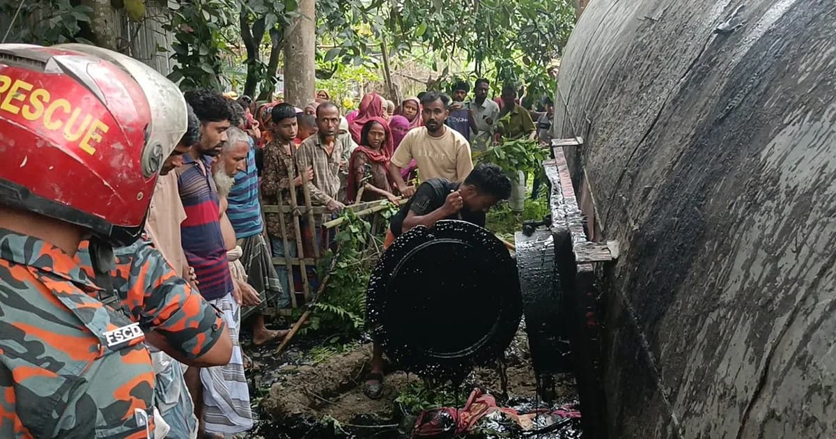 রায়গঞ্জে বিটুমিনবাহী ট্রাক উল্টে পথচারী নারী নিহত