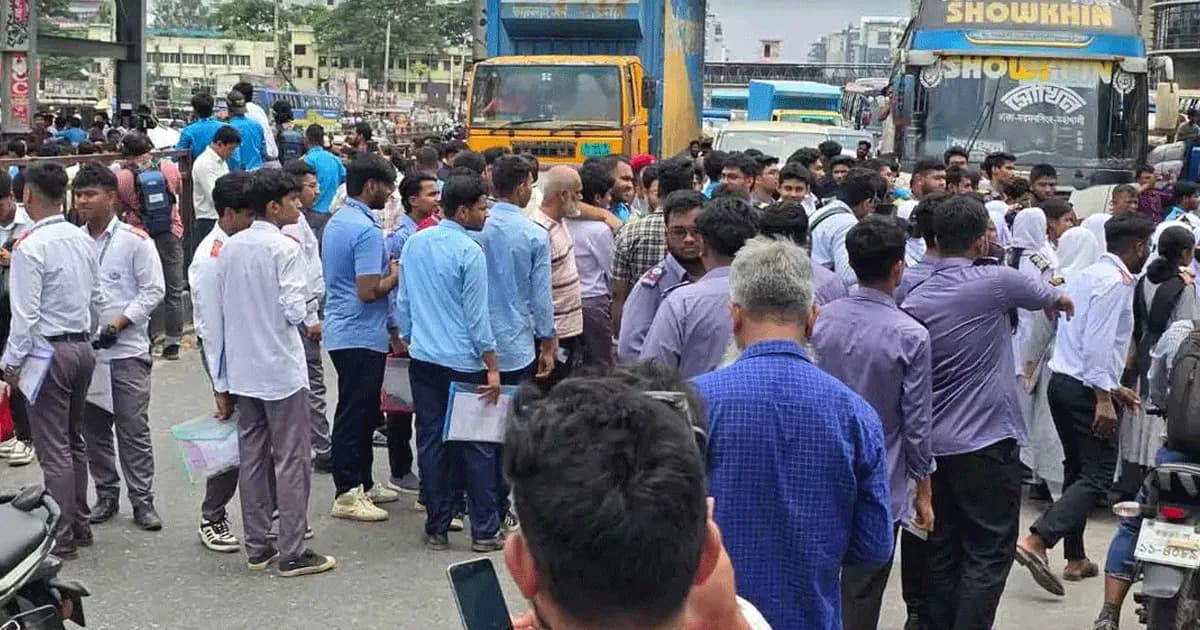 দ্বিতীয় দিনের মতো উত্তরার সড়ক অবরোধ করে শিক্ষার্থীদের বিক্ষোভ