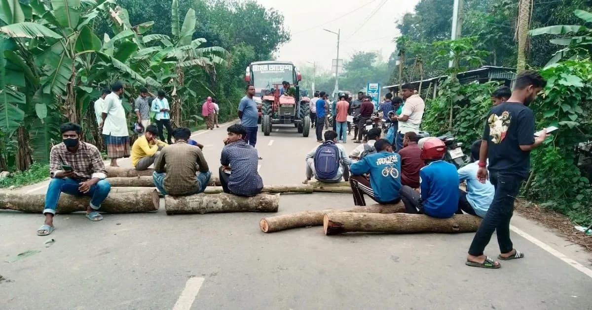 ফেসবুকের গুজবে তেলের খোঁজে ভিড়, না পেয়ে সড়ক অবরোধ