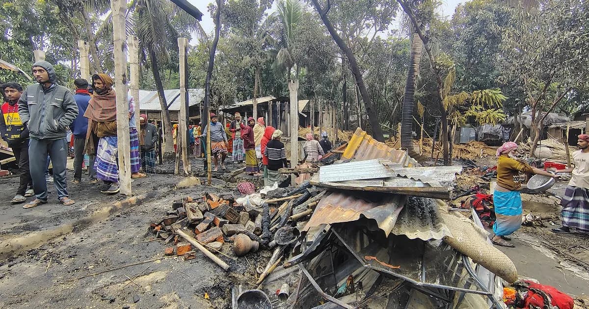 পাংশায় গভীর রাতে ভয়াবহ আগুন, চার পরিবারের বসতভিটা ধ্বংস