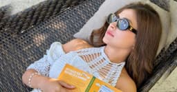 সমুদ্রের নীল ছোঁয়ায় মেহজাবীন-আদনান