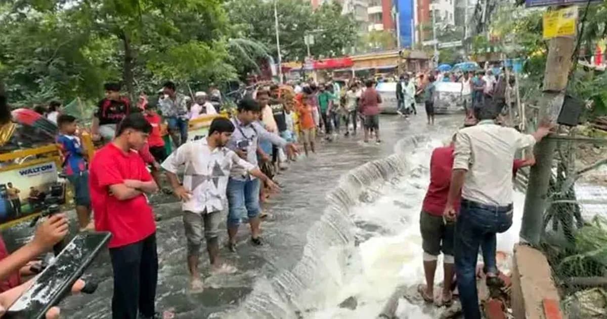 টানা বর্ষণে গুলশান লিংক রোডে ধস, ভোগান্তি চরমে