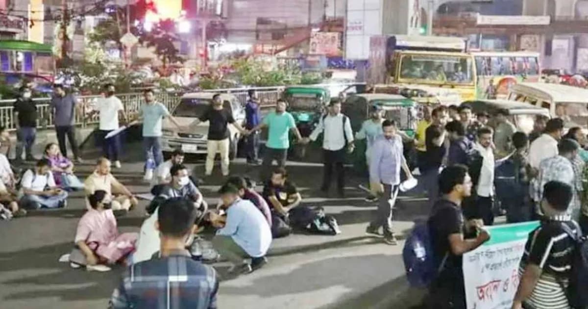 মধ্যরাতে এনসিপির কার্যালয়ের সামনে সড়ক অবরোধ করে বিক্ষোভ
