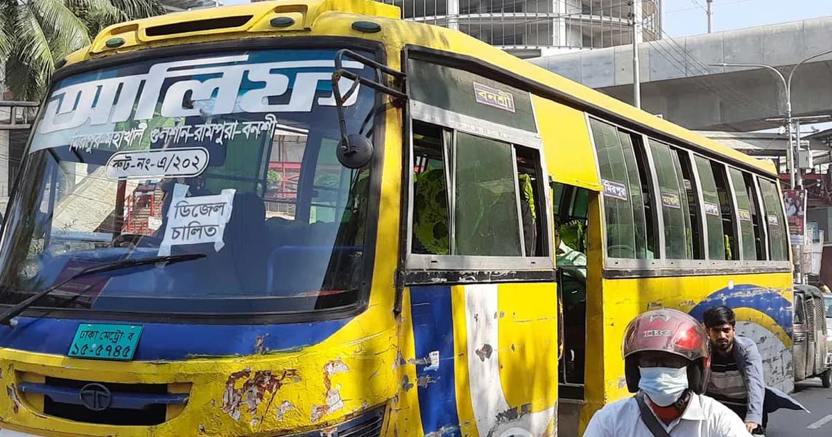 রাজধানীতে হঠাৎ গুলি ছুড়ে বাসে আগুন