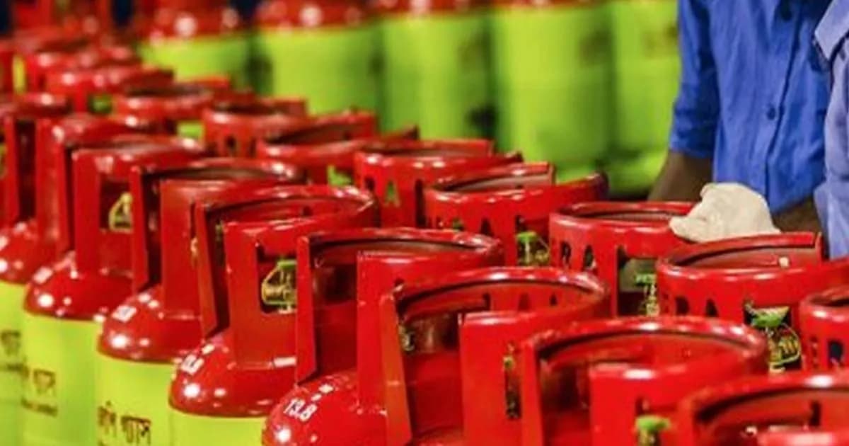 ১২ কেজি এলপিজির দাম এখন ১৩০৬ টাকা