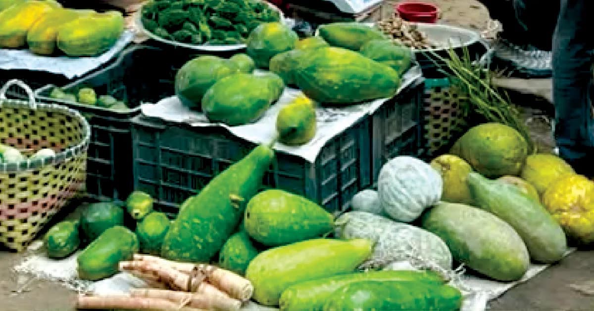 দীঘিনালার লারমা স্কয়ারে জমজমাট সবজির হাট