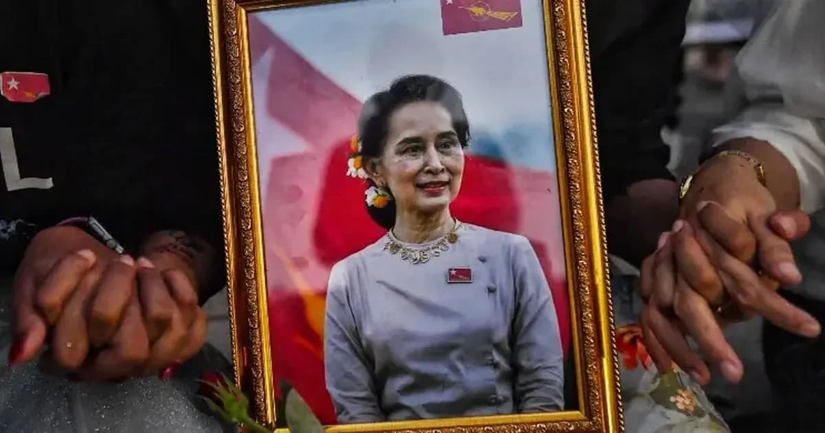 চার বছর পর প্রকাশ্যে অং সান সু চি, হাসিমুখের ছবি ঘিরে আলোচনা