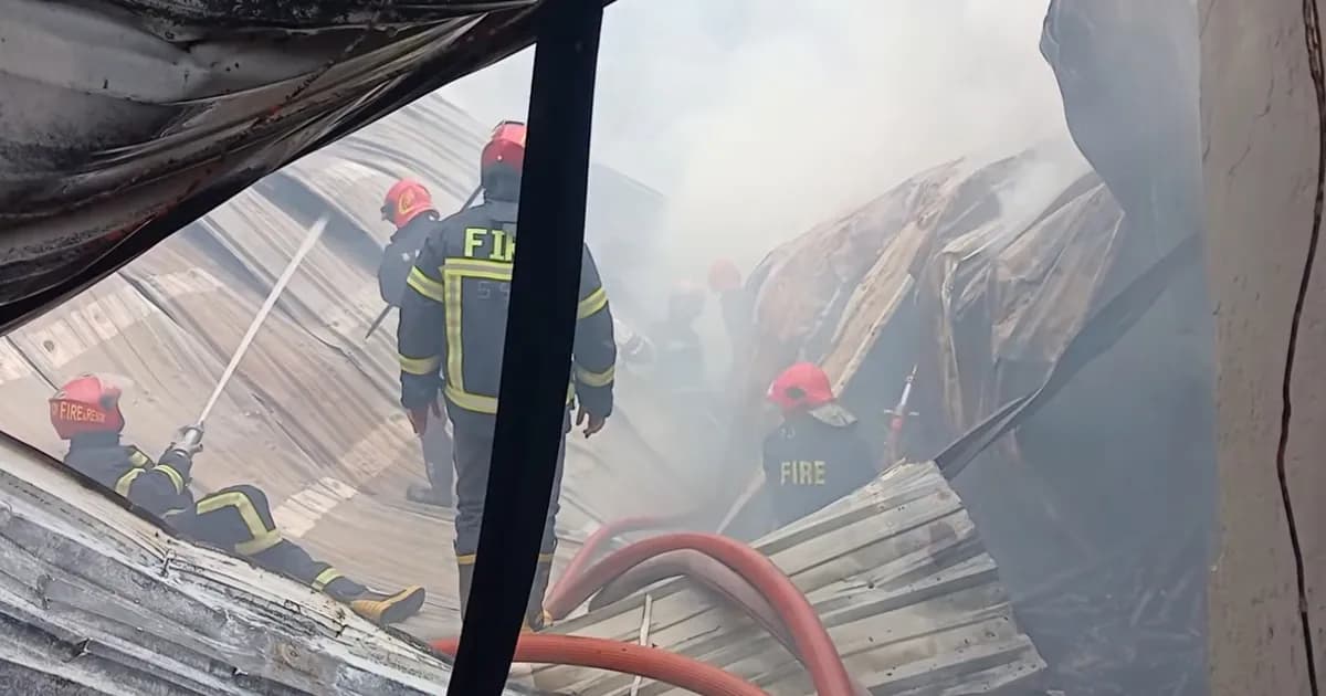 পূবাইলে প্লাস্টিকের গোডাউন ও ববিন কারখানায় আগুন