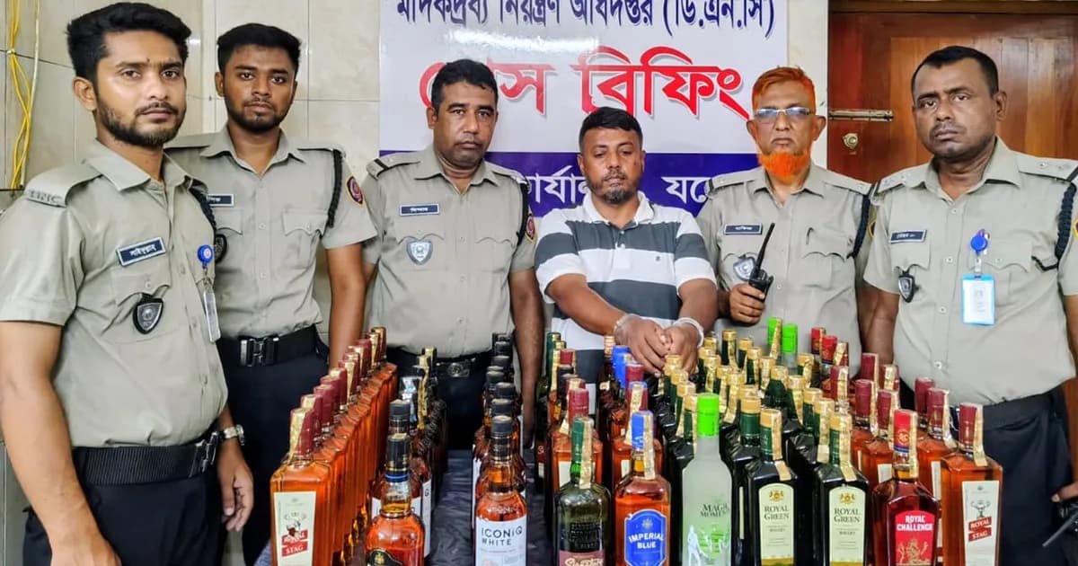 যশোরে বিপুল পরিমাণ বিদেশী মদসহ মাদক ব্যবসায়ী গ্রেপ্তার