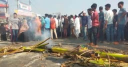 বকেয়া বেতন না পেয়ে শ্রমিকদের ঢাকা-চট্টগ্রাম মহাসড়ক অবরোধ