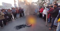 ওসমান হাদি গুলিবিদ্ধের প্রতিবাদে ঝালকাঠিতে মহাসড়ক অবরোধ