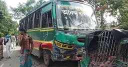 ফরিদগঞ্জে বাস-সিএনজি মুখোমুখি সংঘর্ষে ৩ জন গুরুতর আহত