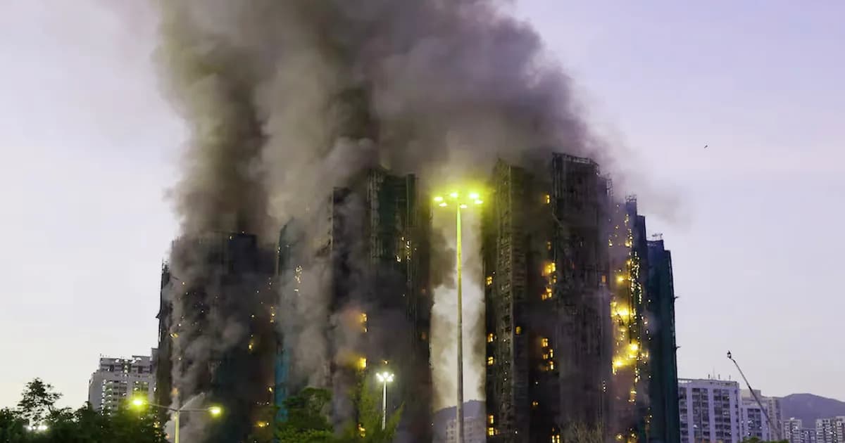 হংকংয়ের আবাসিক কমপ্লেক্সে ভয়াবহ অগ্নিকাণ্ডে নিহত বেড়ে ১৩