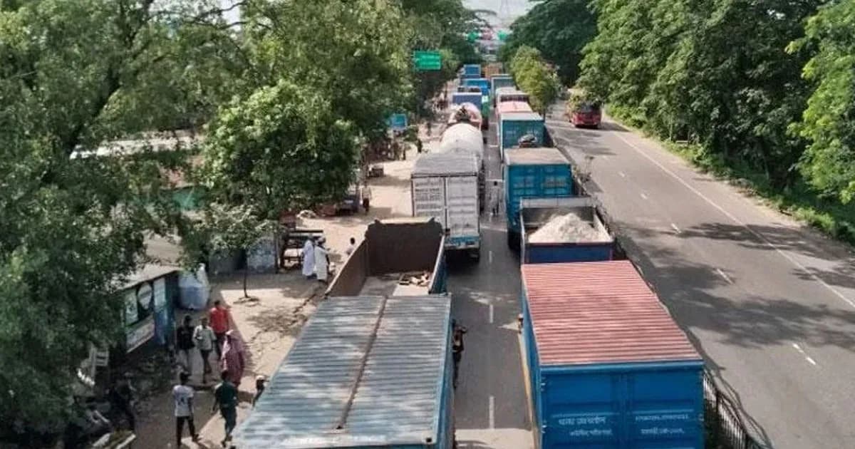 ঢাকা-চট্টগ্রাম মহাসড়কে মহাসড়কে তীব্র যানজট, চরম দুর্ভোগ