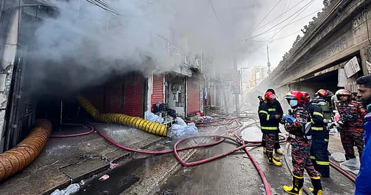 ৭ ঘণ্টাতেও নিয়ন্ত্রণে আসেনি আগুন, তালা ভেঙে ভেতরে ঢুকছে ফায়ার সার্ভিস