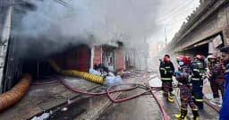 ৭ ঘণ্টাতেও নিয়ন্ত্রণে আসেনি আগুন, তালা ভেঙে ভেতরে ঢুকছে ফায়ার সার্ভিস