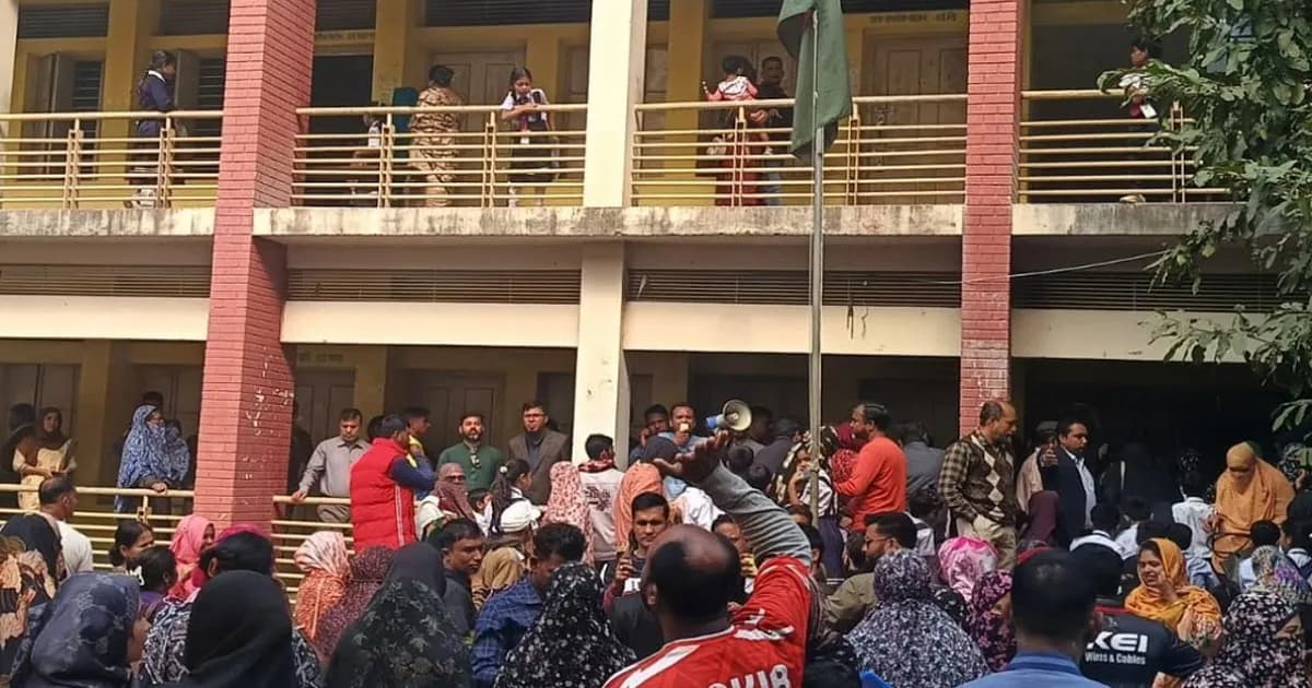 শিক্ষক আন্দোলনে বাধাগ্রস্ত বার্ষিক পরীক্ষা, দেড় ঘণ্টা দেরিতে শুরু