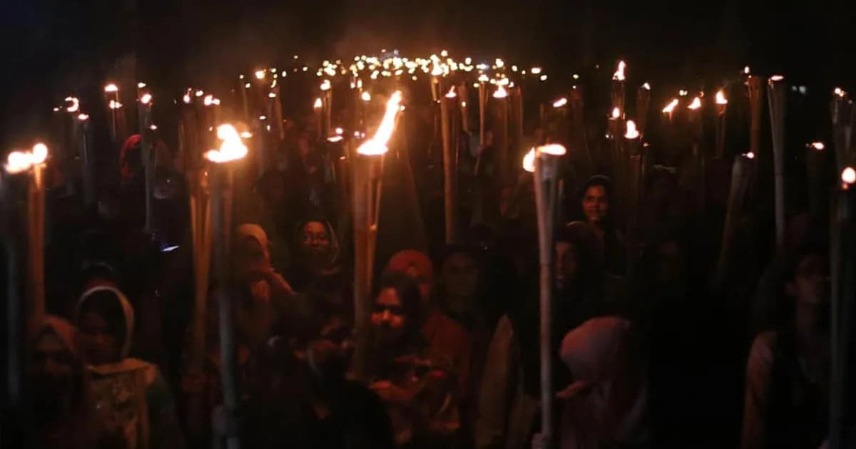 উপাচার্য পুনর্বহালের দাবিতে চুয়েটে শিক্ষার্থীদের মশাল মিছিল