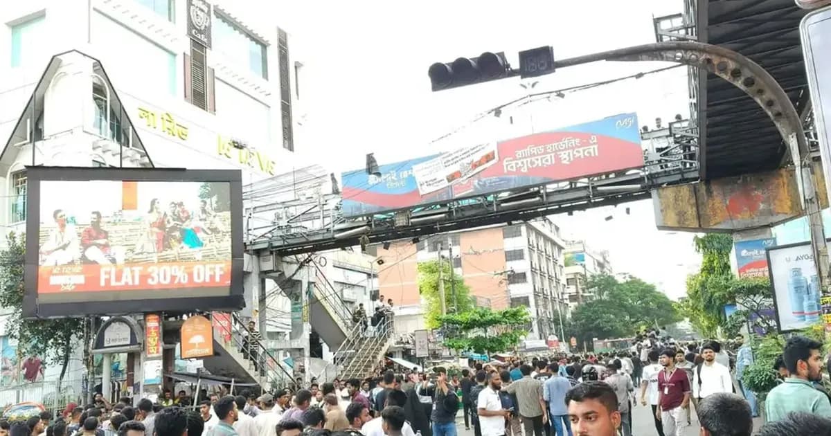এবার সংসদ অভিমুখে আন্দোলনরত পরীক্ষার্থীরা
