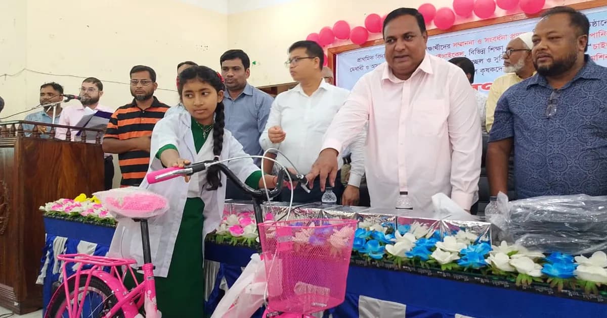 আদিতমারীতে মেধাবী শিক্ষার্থীদের মাঝে উপজেলা পরিষদের বাইসাইকেল বিতরণ