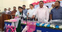 আদিতমারীতে মেধাবী শিক্ষার্থীদের মাঝে উপজেলা পরিষদের বাইসাইকেল বিতরণ