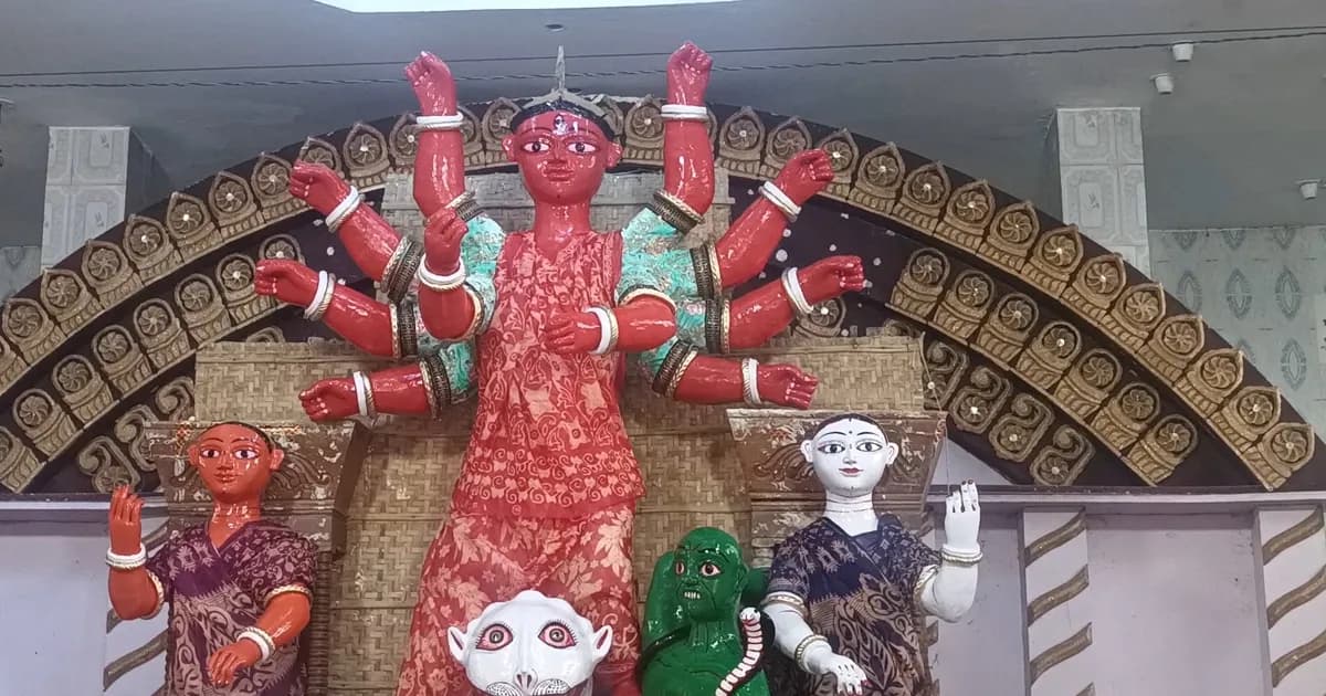 তিনশ বছরের ঐতিহ্য, মৌলভীবাজারে লাল দুর্গা দেখতে ভক্তদের ঢল