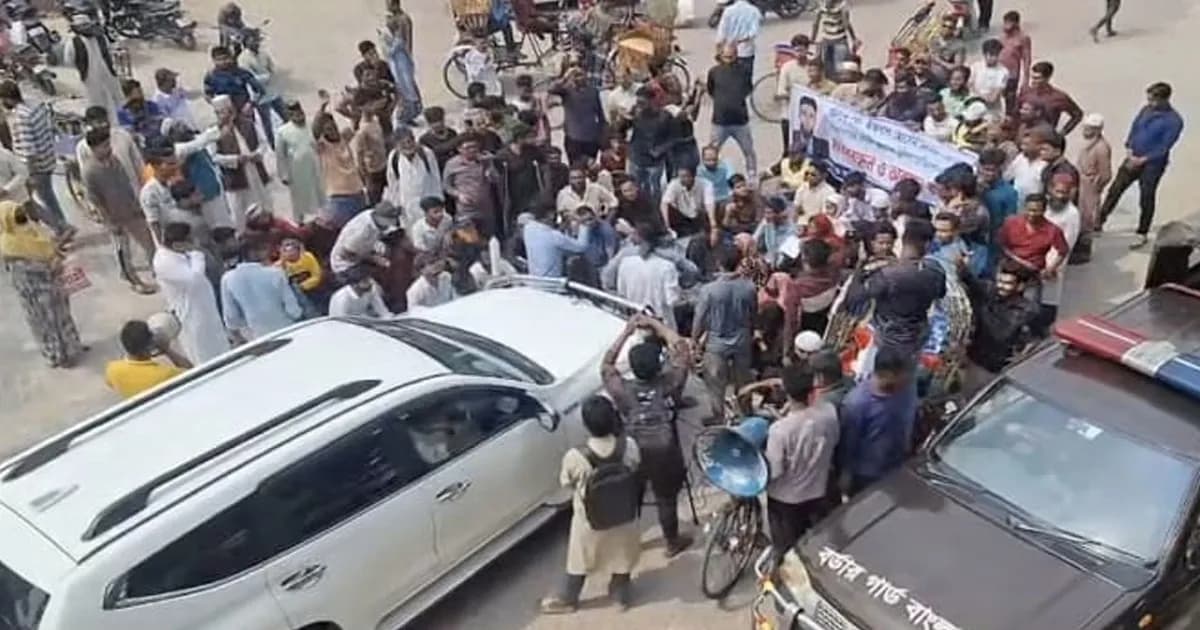 জেলা প্রশাসককে গাড়িসহ অবরুদ্ধ করে বিক্ষোভ