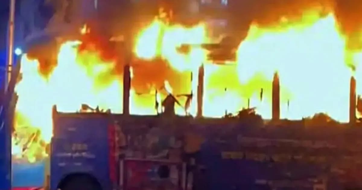 বাড্ডায় চলন্ত বাসে আগুন