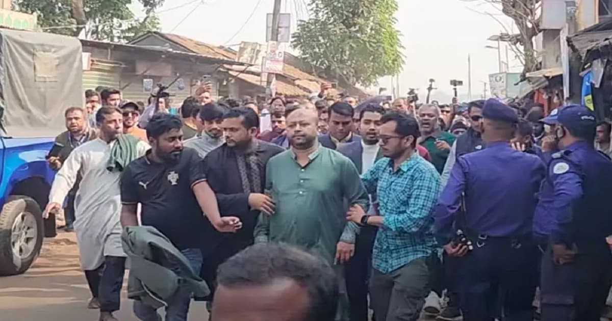 ভুয়া ভুয়া স্লোগানে নিজ এলাকায় তোপের মুখে ব্যারিস্টার ফুয়াদ