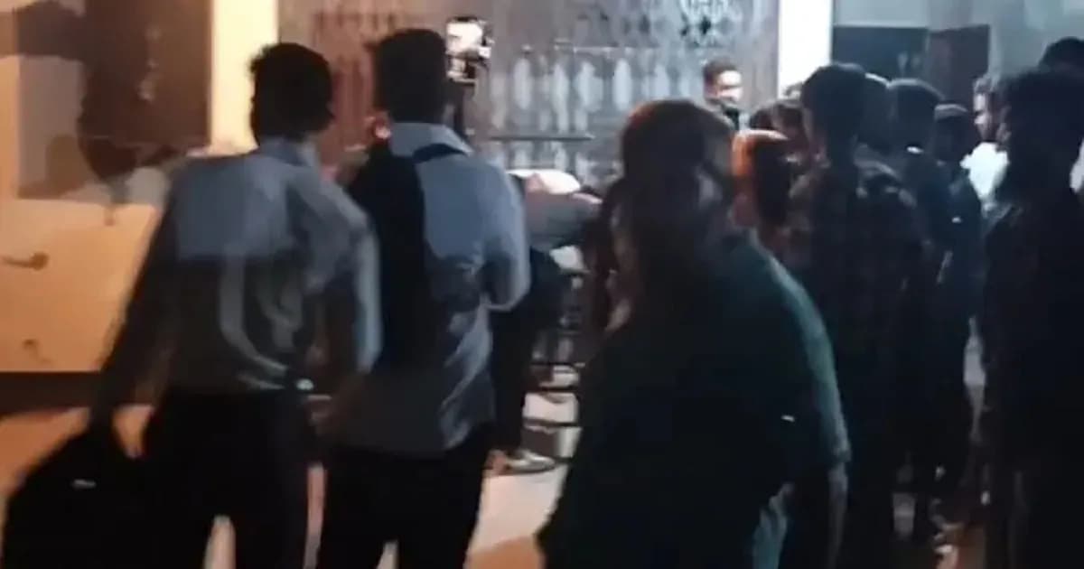 খুলনায় মায়ের সামনে তরুণীকে গুলি করে হত্যা
