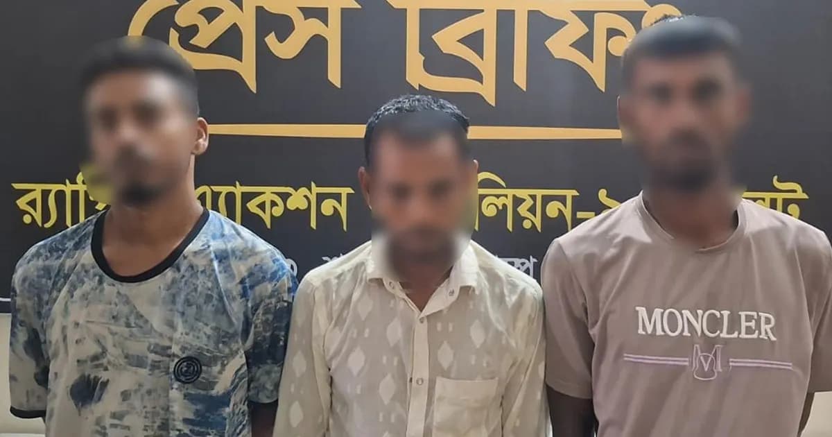 শায়েস্তাগঞ্জে গাঁজাসহ তিন মাদক কারবারি আটক